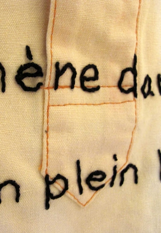 牛島光太郎の作品『old clothes』。漂白した古着に文字（言葉）を刺繍した作品。