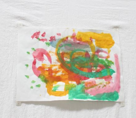 牛島光太郎の作品『意図的な偶然』。日常生活で実際に拾ったモノや、思い入れのあるモノと文字を刺繍した布で構成する作品。