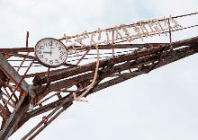 牛島光太郎の作品『組み合せの方法』。日用品を組み合わせたモノと壁に油性ペンで言葉(文字)を書いた作品。