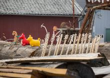 牛島光太郎の作品『組み合せの方法』。日用品を組み合わせたモノと壁に油性ペンで言葉(文字)を書いた作品。