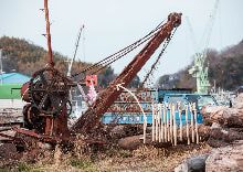 牛島光太郎の作品『組み合せの方法』。日用品を組み合わせたモノと壁に油性ペンで言葉(文字)を書いた作品。