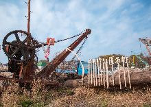 牛島光太郎の作品『組み合せの方法』。日用品を組み合わせたモノと壁に油性ペンで言葉（文字）を書いた作品。