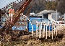 牛島光太郎の作品『組み合せの方法』。日用品を組み合わせたモノと壁に油性ペンで言葉(文字)を書いた作品。