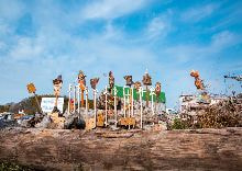 牛島光太郎の作品『組み合せの方法』。日用品を組み合わせたモノと壁に油性ペンで言葉(文字)を書いた作品。