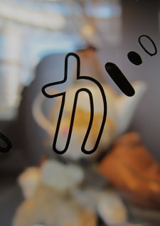 牛島光太郎の作品『組み合わせの方法』。日用品を組み合わせたモノと壁に油性ペンで言葉(文字)を書いた作品。