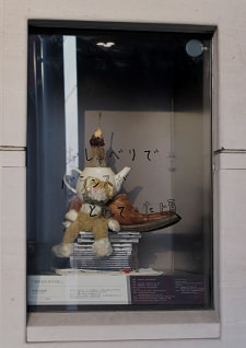 牛島光太郎の作品『組み合わせの方法』。日用品を組み合わせたモノと壁に油性ペンで言葉(文字)を書いた作品。